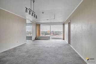 <p><span>Appartement rénové (95 m²) avec 2 chambres et terrasse (10 m²) à Borgerhout.</span></p><p><span>Vivre à Plantin et Moretuslei, c'est profiter du meilleur des deux mondes : l'atmosphère animée et les commerces de proximité de Borgerhout d'une part, et l'hospitalité chaleureuse et le charme de Zurenborg d'autre part. Grâce à sa situation centrale, vous pouvez facilement accéder au centre-ville, à l'autoroute et aux différentes routes de liaison. La gare centrale, la gare de Berchem et de nombreuses options de transport public sont également à proximité.</span></p><p><span>L'appartement se trouve au douzième étage d'un immeuble bien entretenu de treize étages, dont le toit a été isolé en conséquence. Les frais fixes s'élèvent à €300/mois et comprennent l'eau et le chauffage au gaz. Bien que l'appartement ait besoin d'être rafraîchi, il offre un énorme potentiel grâce à son agencement pratique et à ses vues impressionnantes.</span></p><p><span>Vous entrez dans le hall d'entrée ouvert avec une armoire pratique. En face se trouve le salon lumineux de 33 m², suivi de la cuisine séparée de 8 m², équipée d'appareils électroménagers de base. Par une porte coulissante, vous avez accès à la terrasse de 10 m² orientée au sud, d'où vous bénéficiez d'une belle vue panoramique sur la ville et ses environs.</span></p><p><span>La salle de bains (6 m²), équipée d'une baignoire/douche et d'un double lavabo, est au cœur de l'appartement. Les toilettes sont séparées. Les deux chambres de 13 m² et 17 m² sont situées à l'arrière du bâtiment.</span></p><p><span>Vous êtes à la recherche d'un appartement abordable avec beaucoup de potentiel ? Ne manquez pas cette opportunité ! Surface utilep. 95 m² – ref : surface brutep. Certificat EPC. Pour plus d'informations ou une estimation gratuite visitez </span><span><span>www.hansimmo.be</span></span></p><p><span> </span></p>