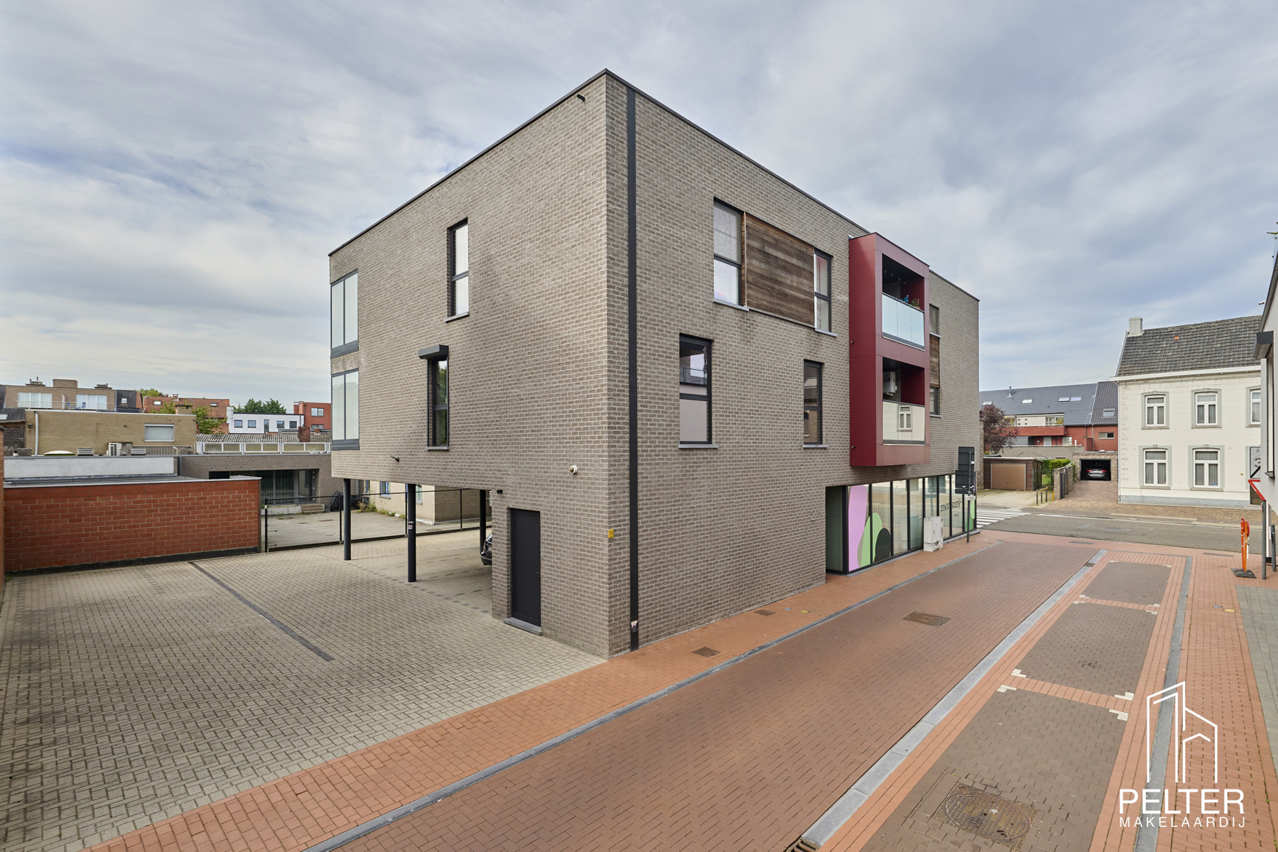Hedendaags appartement met 2 slaapkamers, overdekt terras en autostaanplaats