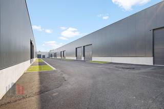 Allerlaatste units !!!Nieuwe KMO-unit met een oppervlakte van 225 m². De loods maakt deel uit van de KMO-ontwikkeling 'DE SCHELP' bestaande uit 19...