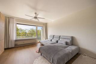 Instapklaar en lichtrijk appartement met 3 slaapkamers op toplocatieBij het betreden van het appartement komt u in de inkomhal met vestiairekast. De...