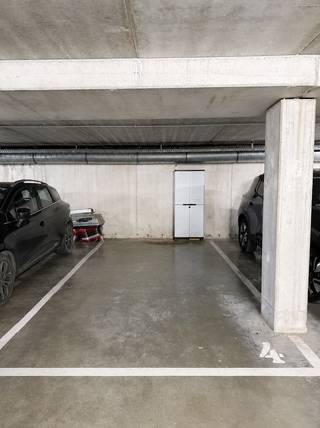 Parkeerplaats te koop in de ondergrondse garage van het Laageind 3. Te bereiken via een sectionaalpoort. De afmetingen zijn 2,5m x 5,6m