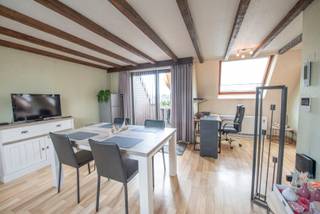 Bent u op zoek naar een instapklaar appartement op een uitstekende locatie, of wenst u te investeren in vastgoed met een mooi verhuurpotentieel? Dan is dit charmante dakappartement in het hart van Deerlijk zeker een bezoek waard!<br /><br />Dit appartement, gebouwd in 1987, beschikt over een bewoonbare oppervlakte van ongeveer 56 m² en is praktisch ingedeeld. De lichtrijke leefruimte, de aparte slaapkamer en de functionele keuken maken het tot een aangename woonst voor alleenstaanden of koppels.<br /><br />Vooraan geniet u bovendien van een knus terrasje, waar u rustig kunt ontspannen.<br /><br />Extra troeven:<br /><br />* Lift aanwezig in het gebouw.<br />* Garage inbegrepen in de vraagprijs, gelegen vlak naast de inkomhal, wat zorgt voor extra comfort en een vlotte bereikbaarheid.<br />* Centrale ligging, op wandelafstand van winkels, horeca en andere voorzieningen.<br /><br />Dankzij de gunstige ligging en praktische indeling is dit appartement zowel ideaal voor eigen bewoning als voor wie op zoek is naar een interessante investering met verhuurmogelijkheden.<br /><br />Wenst u dit appartement te bezoeken? Contacteer ons gerust via 09/388.53.53 of stuur een e-mail naar tom@immoroba.be. Wij helpen u graag verder en plannen met plezier een bezoek in.