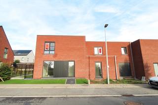 <strong>Op zoek naar een moderne, lichtrijke en energiezuinige woning?</strong><br />Deze nieuwbouwwoning, gelegen in een zeer kindvriendelijke wijk in Kortrijk, biedt alle hedendaags comfort en een aangename woonomgeving.<br /><br /><strong>✨ Troeven van de woning:</strong><br />✔ <strong>Energiezuinig:</strong> Zonnepanelen, warmtepomp, regenwater en EPC A<br />✔ <strong>Ruim en lichtrijk:</strong> Open leefruimte met zicht op de afgesloten tuin<br />✔ <strong>Gezinsvriendelijk:</strong> rustige, groene omgeving<br />✔ <strong>Instapklaar:</strong> De woning wordt nog volledig geschilderd<br /><br />🏡 Indeling:<br /><strong>Gelijkvloers:</strong> Inkomhal, gastentoilet, ruime leefruimte met open keuken en garage met wasplaats<br /><strong>Verdieping:</strong> Drie slaapkamers, berging en een badkamer met zowel bad als douche en een apart toilet<br /><strong>Buiten:</strong> Afgewerkte, afgesloten tuin<br /><br />💰 <strong>Huurprijs:</strong> €1.225 per maand<br /><strong>📅 Beschikbaar vanaf 1 december</strong><br />Vraag nu uw bezoek aan voor deze woning via MijnHuurprofiel. 