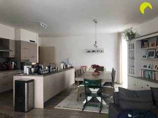 <p><span> </span><span>Dans le centre-ville animé de Malines, nous trouvons cet appartement spacieux et aménagé de façon moderne, comprenant 2 chambres à coucher. L'appartement a été construit en 2012 et est également connu sous le nom de Résidence Clarenhof. Grâce à sa situation centrale, nous bénéficions dune connexion facile, à pied, à vélo, en transports en commun ou en voiture, vers les rues commerçantes piétonnes, les restaurants et établissements conviviaux, différentes facultés et musées, les supermarchés, les hôpitaux, les axes routiers, etc. ...</span></p><p><span> </span></p><p><span>Indépen</span><span></span><span>dance:</span></p><p><span><br /></span><span>Nous entrons dans l'appartement par le vaste hall d'entrée avec toilettes pour invités et suffisamment d'espace pour un vestiaire. En poursuivant notre chemin, nous arrivons dans un séjour spacieux et lumineux avec cuisine ouverte. La cuisine offre tout le confort nécessaire et comprend : suffisamment d'espace de rangement (des deux côtés de l'îlot de cuisson), un évier et demi avec égouttoir, un lave-vaisselle, un réfrigérateur encastré avec compartiment congélateur, un four à chaleur tournante, une hotte aspirante et une plaque de cuisson vitrocéramique.</span></p><p><span>Le hall de nuit sépare l'espace de vie des deux chambres à coucher spacieuses (15 m² et 12 m²) et de la salle de bains. La salle de bains est équipée dune baignoire, dune douche à l'italienne, d'un meuble lavabo et de toilettes. Le hall de nuit donne également accès à un débarras pratique avec raccordements pour lave-linge et sèche-linge.</span></p><p><span>Enfin, un spacieux espace de rangement en cave est également compris dans le prix de location.</span></p><p><span> </span></p><p><span>Informations utiles:</span></p><p><span><br />- Disponibilité: 01/12/2026 (ou plus tôt après concertation)<br />- Charges mensuelles: </span><span>€</span><span>125 (ascenseur, minuterie, entretien des parties communes, ...)<br />- État des lieux: </span><span>€</span><span>225 par partie<br />- Garantie locative: 3 mois<br />- PEB: label A, 99 kWh/m²/an</span></p><p><span> </span></p><p><span>PLANIFIEZ DÈS À PRÉSENT VOUS-MÊME VOTRE RENDEZ-VOUS VIA NOTRE MODULE EN LIGNE<br />Rendez-vous sur le bien concerné sur notre site www.habicom.be et cliquez ensuite sur le bouton rose « PLANIFIER UNE VISITE ».</span></p><p><span>Vous souhaitez connaître la valeur de votre logement ? Vérifiez-la gratuitement sur www.watismijnhuiswaard.be </span></p><p><span> </span></p>