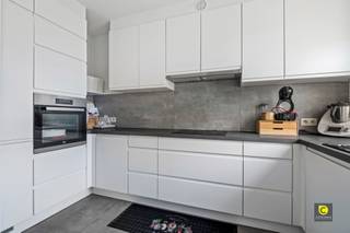 Instapklaar 3 slaapkamer appartement met terras!Met veel toewijding werd dit prachtig appartement doorheen de jaren kwalitatief en smaakvol...