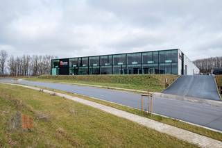 Superbe bâtiment industriel (2020) à l’emplacement unique avec espaces de stockage, bureaux et vaste zone de stockage extérieure à Tubeke.Situé de...