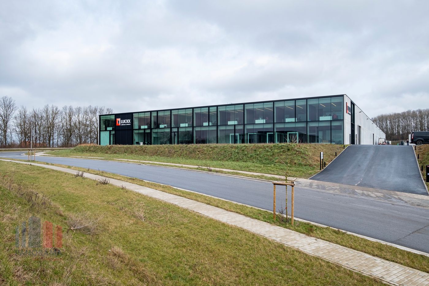 Bâtiment industriel haut de gamme de 4.400 m² avec bureaux le long de l’E19 - photo 2