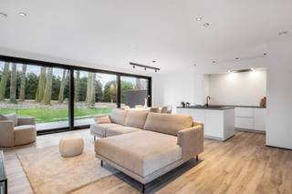 - Ideale ligging: Popelierenlaan 2 in Otegem<br />- BEN-woning (bijna-energie-neutraal)<br />- Lichtrijke leefruimte met open keuken<br />- Hobbykamer/home-office op het gelijkvloers<br />- 3 slaapkamers + extra ruimte op de eerste verdieping<br />- Volwaardige tweede verdieping met vaste trap<br />- Grote tuin op een bosrijk perceel<br />- Inpandige garage<br />- Richtprijs: € 535.000
