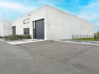 Nieuwbouw KMO-unit van 360 m² met privatieve parkeerplaatsen te koop op een terrein van 399 m².<br />Gelegen op amper 900 m van de Vichtsesteenweg, met onmiddellijke verbinding naar de E17, exit Deerlijk.<br /><br />De casco opslagruimte (brandklasse C) biedt een vrije hoogte van 6 m, een automatische sectionale poort (4 m breed x 4,5 m hoog) met aparte toegangsdeur en raampartij, een lichtstraat en een polybetonvloer.<br /><br />De unit maakt deel uit van de gloednieuwe ontwikkeling “Reynaertsite”, waarvan reeds 95% verkocht is!<br />Nog slechts 2 units beschikbaar met oppervlaktes van 360 m² of 430 m².<br /><br />Geschikt voor productie, stockage en ambachtelijke activiteiten.<br />Onmiddellijk beschikbaar – wees er snel bij!<br /><br />Contacteer Henry Van Tornhout voor bijkomende inlichtingen of een vrijblijvend plaatsbezoek via <strong>+32 474 13 37 93</strong> of via <strong>henry@kmovastgoed.be</strong>