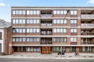 Dit instapklare appartement is gelegen in het hart van Tienen en biedt een standaard van comfort en luxe. Het appartement beschikt over een ruime leefruimte waar het zeer gezellig vertoeven is en heeft 1 slaapkamer. Het is volledig gerenoveerd in 2017, waardoor het een moderne uitstraling heeft. De bewoonbare oppervlakte van 80m² biedt voldoende ruimte voor een comfortabele leefomgeving. Daarnaast beschikt het appartement over 1 badkamer, die ook volledig gerenoveerd is. De badkamer is voorzien van moderne voorzieningen. Kortom, dit appartement biedt alles wat u nodig heeft voor een comfortabel verblijf of investering in Tienen. Neem snel contact op en boek een afspraak!