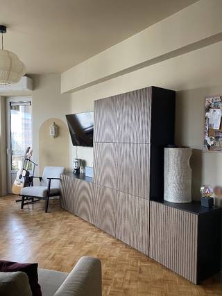 LICHTRIJKE STUDIO OP TOPLOCATIE IN HARTJE ANTWERPEN
Ruime (50m²) en lichtrijke studio gelegen op de 5de verdieping van een goed onderhouden gebouw. Dankzij de zuidelijke ligging geniet je van veel natuurlijke lichtinval en namiddag- en avondzon.
De studio is centraal gelegen, vlak bij de gezellige Theaterbuurt en de Meir. Een praktische locatie met winkels, restaurants en openbaar vervoer op wandelafstand.
De open keuken is uitgerust met alle nodige toestellen: een kookplaat, vaatwasser, koelkast, diepvries en oven.
De studio beschikt daarnaast over een kelderberging en een gemeenschappelijke fietsenstalling.
extra troef: Openbare bewoners parking voor de deur.