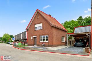 Zoek je een instapklare en energiezuinige thuis waar je gewoon meteen kunt intrekken?<br />Deze in 2021 gerenoveerde woning ligt in het hart van Testelt. Met de kleuter- en lagere school vlakbij verloopt de ochtendrush met de kinderen een pak rustiger. Bovendien liggen ook het openbaar vervoer, gezellige buurtwinkels en uitgestrekte wandel- en fietsroutes op een boogscheut van je voordeur.<br /><br />Tijdens de verbouwingen is er flink geïnvesteerd in duurzaamheid en comfort. De muren, het dak én het plafond van de kelder werden grondig geïsoleerd. Samen met de nieuwe ramen, deuren en de efficiënte gascondensatieketel uit 2021 zorgt dit voor een lage energiefactuur, wat zich tegelijk reflecteert in een EPC label  B. De elektrische installatie is conform en er is nergens asbest aanwezig.<br />Naast het huis vind je de omheinde tuin, waar je in alle rust kan ontspannen terwijl de kinderen veilig buiten spelen. Je auto stal je gemakkelijk onder de carport of op de oprit, die makkelijk plaats biedt aan wel drie voertuigen. In de ruime tuinberging kun je heel wat spullen kwijt.<br />Deze woning is momenteel verhuurd.<br /><br /><strong>INDELING</strong><br /><br /><strong>Gelijkvloers:</strong> Inkom, woonkamer met open keuken, berging. Tuin en terras. Ruime oprit met carport en royaal tuinhuis.<br /><strong>1ste verdieping:</strong> Badkamer, 2 slaapkamers, 2 kleine dressings <br /><strong>Keldertje.</strong><br /><br />Ervaar zelf de vele voordelen van deze woning tijdens een persoonlijke rondleiding.<br />Maak vandaag nog je afspraak.<br />Mail naar info@immopersyn.be of bel 013 444 008.
