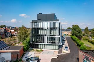 Kantoor aan het spoor, of kortweg KAS, is een gloednieuw kantorencomplex en centraal gelegen te Tielt. Openbaar vervoer, winkels en het centrum van Tielt liggen op wandelafstand. <br /><br />KAS beschikt nog over verschillende kantoormodules van 30m² - 60m² of 90m² te huur op de gelijkvloerse verdieping van het complex. De modules zijn volledig afgewerkt en worden all-in verhuurd: elektriciteit, verwarming/koeling, wifi, onroerende voorheffing, verzekering, syndickosten en gemeenschappelijk sanitair zijn inbegrepen in de huurprijs.<br /><br />Hoge verdiepen, tonnen daglicht, unieke feel &amp; look en state-of-the-art technieken (geothermie, warmtepompen, klimaatplafond, ..) zorgen voor een zeer duurzaam gebouw en productieve werkomgeving voor uw onderneming. <br /><br />De nodige parkeerplaatsen volgens uw gehuurde oppervlakte zijn inbegrepen in de huurprijs. Optioneel kan geopteerd worden voor parkeerplaats met laadpaal of extra parkeerplaatsen. <br /><br />Op de vierde en tevens bovenste verdieping bevindt zich de volledig glazen "rooftop box". Een gemeenschappelijke ontmoetingsruimte met dakterras die unieke zichten biedt op de Tieltse velden en ver daarbuiten.<br /><br />KAS legt een maximale focus op energiebesparend, duurzaamheid en kwaliteit om zo een werkplek te creëren die futureproof is.<br /><br />Neem vrijblijvend contact op met ons kantoor om de verschillende huurmogelijkheden te bekijken. Of plan uw bezoek in via 051 40 40 10.