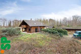 Ten midden van een oase van rust en omringd door groen bevindt zich deze charmante chalet op een uitzonderlijk ruim perceel. Deze eigendom biedt...