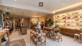 Op zoek naar de ideale uitvalsbasis voor jouw onderneming, kantoor of vrije beroep? Dit lichtrijke en veelzijdige handelspand van 86 m² biedt dankzij zijn uitstekende hoekligging maximale visibiliteit en een grote passantenstroom in het bruisende centrum van Oostende.<br /><br />Indeling en troeven:<br /><br />*Polyvalente ruimte (86 m²): Een open en flexibel in te delen oppervlakte met dankzij de hoekligging een royale etalage en overvloedige natuurlijke lichtinval.<br /><br />*Voorzieningen: Uitgerust met een praktische kitchenette en een eigen sanitaire voorziening.<br /><br />*Extra opslagruimte: Inclusief een zeer ruime kelder, ideaal voor archief, voorraad of extra materiaal.<br /><br />*Toplocatie: Gelegen in het hart van Oostende, uitstekend bereikbaar voor klanten en cliënten.<br /><br />*Beschikbaarheid: Vrij bij akte – u kunt er snel aan de slag!<br /><br />Een unieke kans om uw zaak te vestigen op een zichtbare en centrale locatie aan de kust. Contacteer ons voor meer informatie of een bezoek ter plaatse!<br /><br />Dit pand kan onderhevig zijn aan de renovatieverplichting die door de Vlaamse overheid wordt opgelegd voor niet-residentiële gebouwen. Consulteer voor meer informatie de website van het Vlaams Energie- en Klimaatagentschap via https://www.vlaanderen.be/bouwen-wonen-en-energie/niet-residentiele-gebouwen/verplichtingen-voor-niet-residentiele-gebouwen<br /><br />Bestuursmaatregelen in het maatregelenregister: nee<br /><br />Deze AI-visualisaties zijn bedoeld als inspiratie. Er werd geen rekening gehouden met technische specificaties, stedenbouwkundige voorschriften of de concrete mogelijkheden tot realisatie.