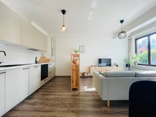 <p>Ontdek dit <strong>instapklare en gerenoveerde appartement</strong> op de 1e verdieping van Residentie Carpe Diem, ideaal voor wie op zoek is naar een sfeervolle en rustige woonplek in het <strong>historische hart van Gent</strong>, vlak bij LUCA School of Arts, de Korenmarkt en de Sint-Michielsbrug.<br /><br />Het appartement beschikt over een inkomhal met <strong>ingebouwde vestiairekast </strong>en een apart gastentoilet. De<strong> lichtrijke en zonnige leefruimte</strong> geeft uit op een aangenaam, overdekt terras, dat ook rechtstreeks toegankelijk is vanuit de slaapkamer. Zo geniet u van een fijne verbinding tussen de binnen- en buitenruimte.<br />De <strong>volledig vernieuwde keuken (2026) </strong>is uitgerust met alle nodige toestellen, waaronder een inductiekookplaat, dampkap, vaatwasser, oven en ingebouwde koelkast.<br />Verder beschikt het appartement over een ruime slaapkamer met toegang tot een moderne badkamer, voorzien van een inloopdouche, spiegel en lavabomeubel. Een aparte berging met aansluiting voor een wasmachine zorgt voor extra praktisch comfort.<br /><br />Bovendien beschikt het appartement over een <strong>individuele kelderberging</strong> en is er in de residentie een <strong>gemeenschappelijke fietsenberging </strong>aanwezig.<br /><br />De ligging aan de <strong>Oude Houtlei </strong>combineert een rustige woonomgeving met het bruisende stadsleven. Winkels, restaurants, openbaar vervoer en tal van andere voorzieningen bevinden zich op wandelafstand.<br /><strong>Een ideale woonst voor wie comfortabel, rustig en centraal wil wonen in Gent.<br /><br />Interesse? </strong>Contacteer ons via tine@tvevastgoed.be of 0474 97 00 22.</p>