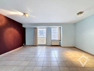 Dit appartement is gelegen op de 2de verdieping van een kleine residentie in het centrum van Leuven. <br /><br />Het appartement bestaat uit: lift - inkomhal met ingebouwde kast - living - keuken - afzonderlijk toilet - badkamer - 2 slaapkamers, waarvan 1 voorzien is van een groot terras. <br /><br />Ook is er een kelderberging en een ondergrondse afgesloten autostandplaats. <br /><br />Troeven van dit appartement: <br />- gelegen in het centrum met een ondergrondse autostandplaats<br />- centrale verwarming op aardgas <br />- EPC-label B