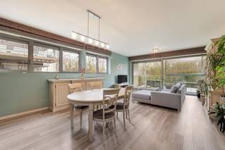 Wonen in alle rust, vlakbij het park van Schoten? Dan zit je hier goed. Dit ruime gelijkvloerse appartement ligt in een rustig privédomein,...