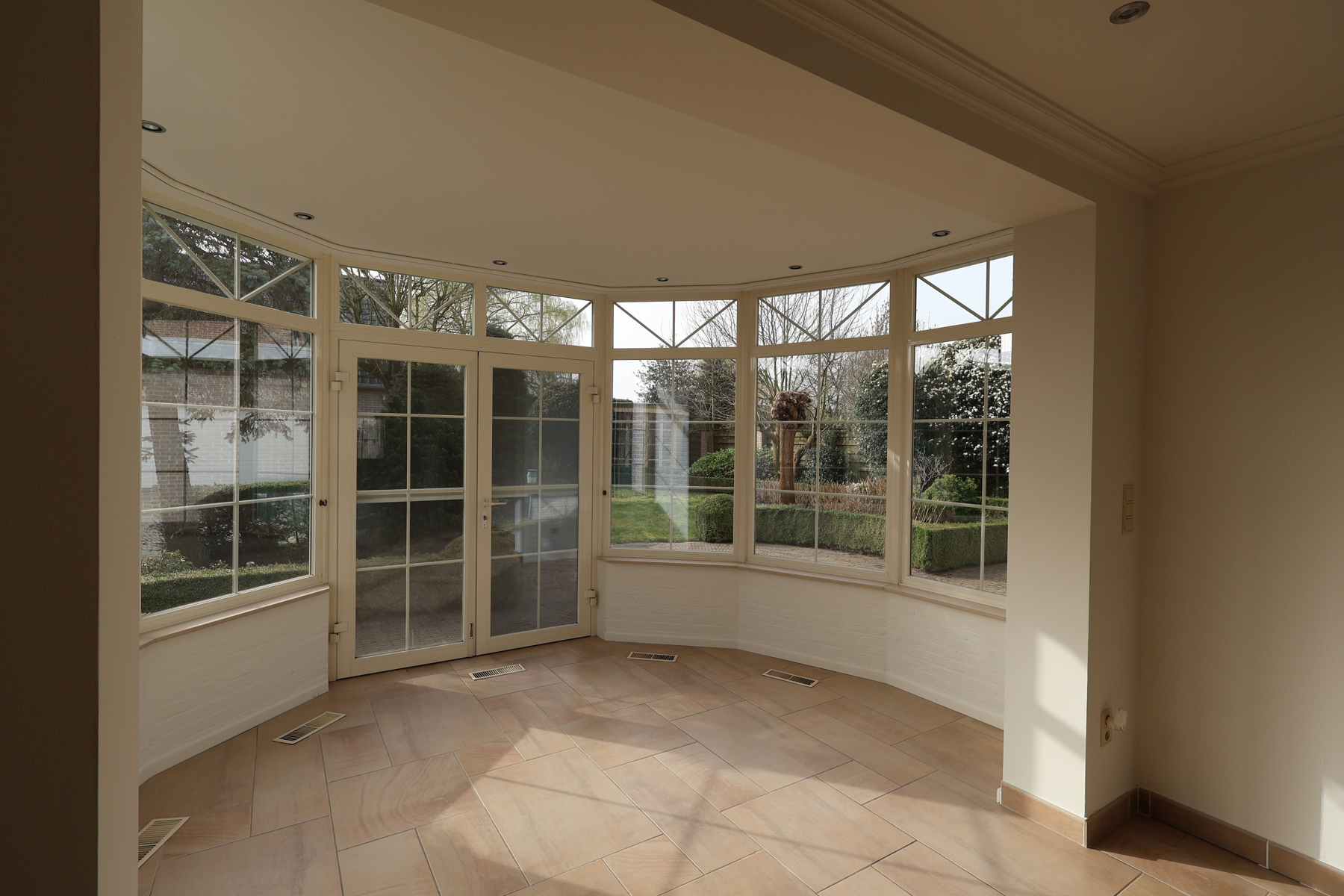 Een ruime gezinswoning met 3 slaapkamers op een perceel van 784m². - foto 5