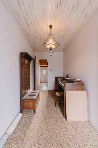 Voor meer info of om een bezoek in te plannen, neem contact op via 016199345 of via pieter.maes@homixx.be.<br /><br />Bent u op zoek naar een te renoveren woning in de regio van Aarschot? Dan is deze woning een echte must-see. Enkele van de vele troeven?<br />- Gelegen op een toplocatie in Rillaar, tussen de stadskernen van Aarschot/Diest, op 20 kilometer van Leuven en op nauwelijks 5 km van de oprit van de E314;<br />- Drie zeer ruime slaapkamers, alsook nog een zolderruimte die - mits de nodige renovaties - ingericht kan worden als vierde slaapkamer;<br />- Inpandige garage;<br />- Onderhoudsvriendelijke tuin met twee handige bijgebouwen die kunnen dienen als werk- of opslagruimte;<br />- ...<br /><br />INDELING:<br />- Gelijkvloers: inkomhal, toilet, ruime woonkamer met gezellige pelletkachel, sfeervolle, eiken keuken met zicht op de tuin, inpandige garage die kan dienen als bergruimte of voor het plaatsen van 1-2 wagen(s) en lichtrijke veranda, van waaruit u kan genieten van het zicht op de mooie tuin. Daarnaast zijn er nog twee kelders voor extra stockageruimte. Buiten is er een onderhoudsvriendelijke, groene tuin met twee extra bijgebouwen, die nog kunnen dienen als werk- of opslagruimte. <br />- Verdieping 1: 3 ruime slaapkamers en badkamer met toilet en bad.<br />- Verdieping 2: ruime zolder die kan fungeren als slaapkamer, hobbyruimte, opslagruimte,...<br /><br />Bent u benieuwd om deze unieke woning te bezoeken? Plan dan snel uw bezoek in!<br /><br />Wenst u een gratis waardebepaling van uw eigendom? Neem dan vrijblijvend contact op via 016199345 of via pieter.maes@homixx.be.