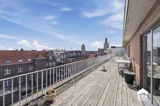 <p>Dit appartement combineert een toplocatie in het centrum met een aangename indeling en een subliem uitzicht over de stad. Gelegen in de levendige winkelstraat van Roeselare geniet u hier van winkels, horeca en voorzieningen op wandelafstand. De lichtrijke living en de terrassen zorgen voor een open en ruim gevoel, terwijl de praktische indeling het wooncomfort compleet maakt. Met twee slaapkamers, een staanplaats en een EPC-label C vormt dit penthouse een interessante opportuniteit voor wie centraal wil wonen in West-Vlaanderen. Een ideale combinatie van comfort, ligging en uitzicht.</p>
<p><strong><u>Belangrijkste ruimtes:</u></strong><br />• Ruime living met veel lichtinval en toegang tot het terras<br />• Keuken met praktische indeling<br />• Twee slaapkamers<br />• Badkamer<br />• Berging voor extra opbergruimte<br />• Twee terrassen met open zichten<br />• Staanplaats</p>
<p><strong><u>Troeven:</u></strong><br />• Prachtige penthouse met lichtrijke leefruimtes<br />• Toplocatie in het hart van de winkelstraat van Roeselare<br />• Subliem uitzicht over de stad vanuit de terrassen</p>
<p>Neem vandaag nog contact op met je ERA-makelaar voor een bezoek.</p>
<p><strong>JOUW DROOMAPPARTEMENT. ZO GEVONDEN!</strong></p>
