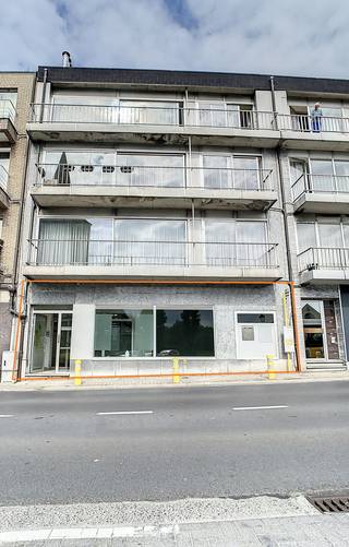 Dit handelspand met toplocatie en veel visibiliteit bevindt zich op het Dorp te Denderhoutem, een ruime parking aan de overkant van de straat...