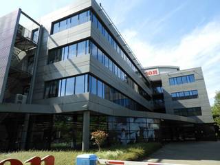 Modern kantoorgebouw met 1.800 m² flexibele ruimte over twee verdiepingen, beschikbaar vanaf 576 m². Strategisch gelegen nabij Brussels Airport, de Brusselse Ring, het station van Diegem en een fietssnelweg naar Leuven, biedt het uitstekende bereikbaarheid. Het pand beschikt over ruime parkeermogelijkheden, laadpalen en een fietsenstalling. Met zijn toekomstgerichte karakter en kleinschalige opzet is Berkenlaan 3 perfect voor middelgrote bedrijven die op zoek zijn naar een flexibele en goed bereikbare werkomgeving.