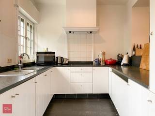 Mooie woonst met inkomhall, living (visgraatparket) en ingerichte keuken, 2 slaapkamers, badkamer, klein terras achteraan. Geen syndiek. (nota :...