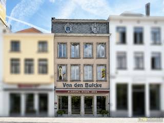 Aantrekkelijk HANDELSPAND MET WOONST met 150 M² HANDELSRUIMTE en een ZÉÉR RUIM TERRAS op een TOPLIGGING aan de Markt van Oudenaarde! Dit veelzijdige eigendom is ideaal voor wie WONEN EN WERKEN wil combineren en is verdeeld over 3 VOLWAARDIGE BOUWLAGEN. Het handelsgedeelte bestaat uit moderne winkel (slagerij) en grote werkplaats met verschillende KOELCELLEN en kelder. De woonst omvat een LICHTRIJKE LEEFRUIMTE met OPEN ZICHT op de Markt, Sint-Walburgakerk en het stadhuis, OPEN INGERICHTE KEUKEN en samen ca. 50 m² leefruimte. Verder zijn er 3 SLAAPKAMERS, ingerichte badkamer, 2 toiletten, meerdere bergingen, wasplaats, technische ruimte, zolder en kelder. Een extra troef is het UITERST RUIME TERRAS MET VEEL PRIVACY. Dankzij de UITSTEKENDE COMMERCIËLE LIGGING geniet het pand van sterke zichtbaarheid en passage. Een mooie opportuniteit als HANDELSPAND MET WOONST of OPBRENGSTEIGENDOM in HARTJE OUDENAARDE!<br /><br />Adres: Markt 11-12 te Oudenaarde<br /><br />EPC-label C; P-score: A, G-score: A; Bestuursmaatregelen in maatregelenregister: neen. Vrij bij akte