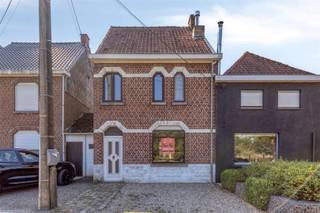 <p><span>Rustig gelegen woning met tuin, garage en prachtig vergezicht in Welden</span></p><p><span>Ontdek deze charmante woning, rustig gelegen in de landelijke deelgemeente Welden. Hier geniet je dagelijks van een prachtig vergezicht over de omliggende landerijen.</span></p><p><span>Bij het binnenkomen word je verwelkomd in een ruime en lichtrijke leefruimte met gezellige eetplaats. Aansluitend bevindt zich de keuken, met daarnaast een ruime badkamer uitgerust met een douche, ligbad en toilet.</span></p><p><span>Op de eerste verdieping bevinden zich twee volwaardige slaapkamers. Via een vaste trap bereik je de zolder, die tal van mogelijkheden biedt voor extra bergruimte of de inrichting van bijkomende kamers.</span></p><p><span>Daarnaast beschikt de woning over een praktische kelder.</span></p><p><span>Buiten geniet je van een ruime tuin met gazon en aanhorigheden, waar je in alle rust kunt ontspannen en optimaal kunt genieten van de groene omgeving. Achteraan het perceel bevindt zich een garage met elektrische poort, bereikbaar via een openbare landweg, wat zorgt voor een vlotte en praktische toegang.</span></p><p><span>Deze woning vraagt om een renovatie, maar vormt daardoor de ideale kans voor wie een woning volledig naar eigen smaak en wensen wil inrichten. Dankzij de rustige ligging, het mooie open uitzicht en het aanwezige potentieel biedt deze eigendom tal van mogelijkheden om er een warme en eigentijdse thuis van te maken.</span></p><p><span>Maak je afspraak via jurgen@immodhondt.be</span></p>