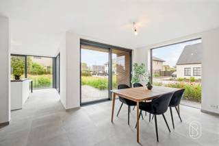 <p><br />Kwalitatieve moderne afgewerkte ruime nieuwbouwwoning met 3 SLK! Topgelegen: in een rustige, doodlopende straat doch dichtbij winkels, scholen, openbaar vervoer, etc. Indeling: inkomhal met apart toilet, grote lichtrijke leefruimte met open geïnstalleerde keuken met EILAND en extra ontbijthoek, handige grote berging en wasplaats, grote garage met sectionale poort. Volledig aangelegd TERRAS en OPRIT! Op het eerste verdiep bevinden zich de nachthal, 3 volwaardige slaapkamers, apart toilet en de badkamer (dubbele lavabo, ligbad & inloopdouche). Via zolderluik ruime zolder aanwezig. TROEVEN: ENERGIEZUINIG, warmtepomp met vloerverwarming, 8 zonnepanelen aanwezig, 2 regenwaterputten van 10.000 l en aangesloten, hoogrendementsglas met aluminium raamkozijnen, kwalitatieve materialen. + 21% BTW. Meer info of een bezoek: charlotte@immobeguin.be of 0470 38 47 88.</p>
