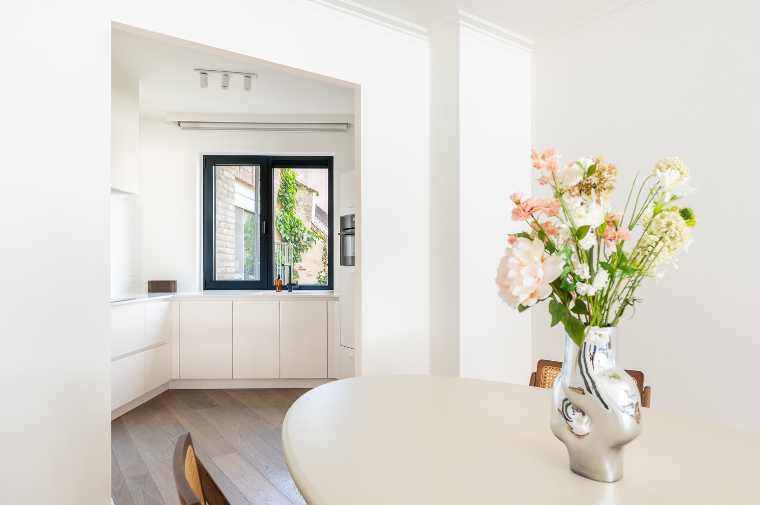 Welkom in dit stijlvol gerenoveerd appartement in het Zuid van Antwerpen. - foto 1