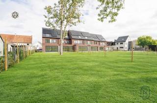 OUDENAARDE - Project Zwijndries<br /><br />TOPGELEGEN mooi afgewerkte NIEUWBOUWWONINGEN - 6% BTW mogelijk! Direct instapklaar en kwalitatief afgewerkt. Aangelegde omheinde TUIN en TERRAS, GARAGE, zonnepanelen. Indeling: inkom en traphal, toilet, gezellige grote lichtrijke leefruimte met open geïnstalleerde keuken, berging/wasplaats. Op de verdiepen bevinden zich maar liefst 3 slaapkamers en badkamer. <br /><br />TROEVEN: kwalitatieve afwerking, top orientatie. ENERGIEZUINIG: zonnepanelen en vloerverwarming, dubbele beglazing, conforme elektr., regenwater. <br /><br />Bezoek na afspraak met IMMO BEGUIN: guido@immobeguin.be