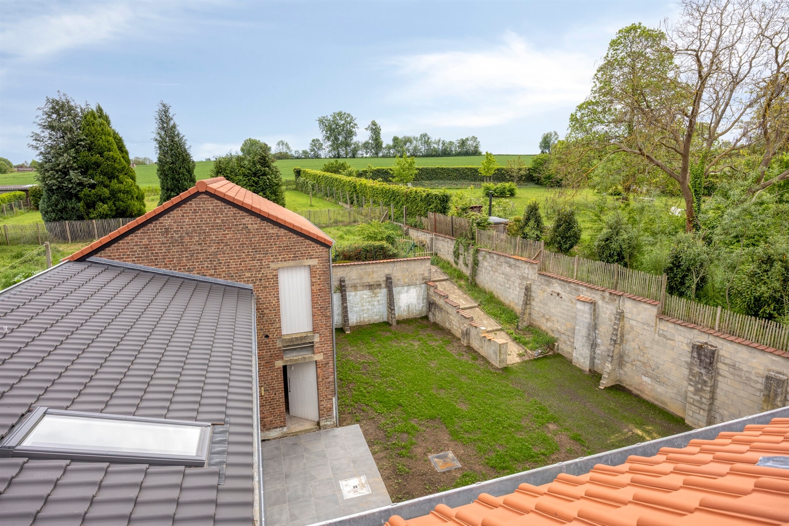 Gerenoveerde woning met 4 slpks en polyvalente ruimte. - foto 2