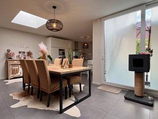 Deze woning heeft enkele jaren terug een complete renovatie gehad. Werkelijk alles is gestript geweest en opnieuw opgebouwd. De uitbouw achteraan is nieuw en de rest van de woning is in nieuwstaat.<br /><br />Bij het binnenkomen van de woning betreed je de lichtrijke leefruimte met uitzicht op de tuin. Aansluitend bevindt zich de moderne, volledig uitgeruste keuken met keukeneiland. Vanuit de keuken heb je toegang tot een praktische berging met aansluiting voor de wasmachine en extra opslagruimte. Daarnaast beschikt de woning over een kelder en een handige zijdoorgang langs de linkerkant, ideaal voor het plaatsen van fietsen.<br /><br />De zuidgerichte tuin is een grote troef. Op het gelijkvloers vind je verder een ruime badkamer met douche, dubbele wastafel en ligbad, evenals een apart toilet. <br /><br />Op de eerste verdieping zijn er drie slaapkamers en een tweede toilet. Via een vaste trap bereik je de geïsoleerde zolder, waar je extra kamers kan maken.<br /><br />PLUSPUNTEN:<br />+ EPC B<br />+ Conforme elektrische keuring<br />+ 206m² bewoonbare oppervlakte