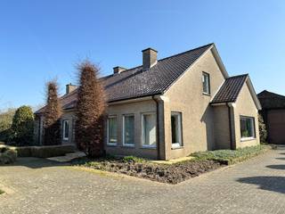 Ruime woning met loods en landbouwgrond op groene locatie nabij Waregem.<br /><br />Op een rustige en landelijke ligging in Zulte bevindt zich deze ruime open bebouwing met bijhorende landbouwgrond. De woning is omgeven door groen en ligt toch op korte afstand van Waregem, waardoor u geniet van rust én een vlotte bereikbaarheid.<br /><br />Via de oprijlaan bereikt u de woning. Vooraan is er een ruime voortuin met voldoende parkeergelegenheid. U komt binnen via de centrale inkomhal die toegang geeft tot de verschillende ruimtes.<br /><br />Aan de rechterzijde bevindt zich de leefruimte met grote raampartijen en een mooi zicht op de tuin. De houtkachel zorgt voor extra gezelligheid in de winter, terwijl de veranda een aangename plek is om van het licht en de zon te genieten.<br /><br />Aansluitend ligt de keuken, uitgerust met toestellen en met zicht op de tuin. Vanuit de keuken heeft u toegang tot de kelder, een apart toilet en de achterdeur.<br /><br />Verder in de gang bevinden zich drie slaapkamers, een tweede toilet en een badkamer met dubbele lavabo, ligbad en douche. Vanuit de hal bereikt u ook de ruime garage met twee geautomatiseerde poorten, waar naast parkeren ook plaats is voor wasruimte en extra berging.<br /><br />Op de eerste verdieping komt u in een ruime nachthal met toegang tot een vierde slaapkamer, een tweede badkamer met lavabo, toilet en inloopdouche, een vijfde kamer en een zeer ruime zolder die nog verder kan ingericht worden.<br /><br />Via de achterdeur komt u in de tuin met een overdekt terras en een ruime groene buitenruimte. Daarnaast beschikt het perceel over een loods van 120 m² en meerdere bijgebouwen.<br /><br />De verkoop omvat drie percelen landbouwgrond: B503/00D, B504/00 en B500/00A.<br /><br />Bent u op zoek naar een ruime woning met landbouwgrond op een rustige ligging? Dan is dit pand zeker een bezoek waard. Plan vandaag nog uw bezoek in.