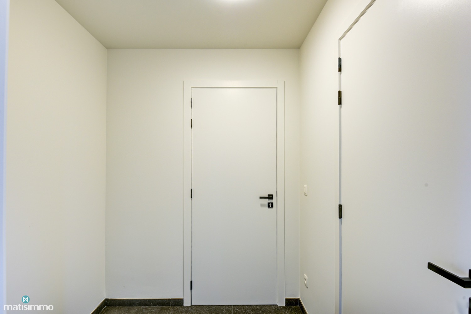 RUIM NIEUWBOUW APPARTEMENT MET 2 SLAAPKAMERS, OVERDEKT TERRAS, GARAGE, AUTOSTAANPLAATS EN KELDERBERGING TE BEVERST - foto 5