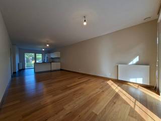In het hart van Wezemaal bevindt zich deze instapklare halfopen bebouwing die uitblinkt in comfort, ruimte en ligging. De woning is perfect voor wie op zoek is naar een direct bewoonbare thuis met alle moderne voorzieningen binnen handbereik.<br /><br />Op het gelijkvloers kom je binnen in een mooie, open leefruimte die naadloos overgaat in de volledig uitgeruste keuken. Deze open indeling zorgt voor een aangename lichtinval en een gezellige sfeer, ideaal voor zowel rustige avonden als levendige familiemomenten. Aansluitend is er een handige bergruimte, perfect voor het opbergen van voorraad of huishoudtoestellen. Gaan we verder naar de eerste verdieping, vinden we hier drie volwaardige slaapkamers en een volledig ingerichte badkamer terug. Daarnaast is er ook een bergzolder aanwezig, wat zorgt voor extra opslagmogelijkheden.<br /><br />De buitenruimte is een absolute meerwaarde: de tuin is volledig omheind en biedt volop privacy en veiligheid. Achteraan is er een praktische tuinberging en rondom de woning zijn er maar liefst twee autostaanplaatsen voorzien. <br /><br />Kortom, een gezellige woning met tuin, dichtbij het centrum van Wezemaal. Ze is beschikbaar vanaf 1 juli en heeft geen vaste kost.<br /><br />Interesse in deze woning ? Contacteer Ben via 0468 58 04 09 of via ben@sophimo.be!