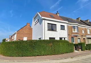 Volledig gerenoveerde woning met 3 SLK, garage en terras! INDELING: inkom, toilet, gezellige leefruimte, geïnstalleerde keuken, berging/wasplaats, garage. Kelder. Terras. Het 1ste verdiep bestaat uit de overloop, 2 slaapkamers, toilet en badkamer. Het 2de verdiep bestaat uit een masterbedroom. Bezoek na afspraak met Immo Beguin: wim@immobeguin.be