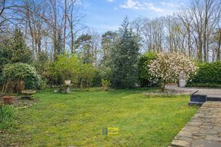 Deze karaktervolle villa is gelegen in de gegeerde wijk Risschot in Zoersel en biedt een mooie combinatie van ruimte en mogelijkheden.U betreedt de...