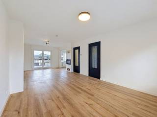 <p><span>BEZOEK? Bel 09/225.00.78 </span></p><p><span> </span></p><p><span>Deze ruime en opgefriste woning geniet van een uitstekende ligging nabij het UZ Gent. Dankzij de vlotte aansluiting op de E17, E40 en R4 bereikt u zowel het stadscentrum als omliggende gemeenten in een handomdraai. Ook met het openbaar vervoer bent u uitstekend verbonden, met verschillende bus- en tramhaltes (tram 2 en 4) op wandelafstand.</span></p><p><span> </span></p><p><span>De woning is als volgt ingedeeld:</span></p><p><span>Gelijkvloers:</span><span> U betreedt de woning via de inkomhal met gastentoilet en praktische inbouwkasten. Verder beschikt het gelijkvloers over een ruime garage van 22,4 m² en twee afzonderlijke bergingen van telkens 4 m². Vanuit de woning heeft u toegang tot de aangename, zuidwest georiënteerde tuin. Achteraan bevindt zich bovendien een ruim bijgebouw dat tal van mogelijkheden biedt, zoals een atelier, hobbyruimte, of extra opslagplaats.</span></p><p><span>Eerste verdieping:</span><span> De eerste verdieping wordt gekenmerkt door een lichtrijke leefruimte van circa 34 m². Aansluitend bevindt zich een ruim terras van 18 m², uitgerust met een nieuwe zonneluifel. Via een buitentrap heeft u rechtstreeks toegang tot de tuin. De ingerichte keuken beschikt over alle nodige comfort, waaronder een oven, vaatwasser, koelkast, diepvriezer en spoelbak.</span></p><p><span>Tweede verdieping:</span><span> Op de bovenste verdieping bevinden zich drie slaapkamers van respectievelijk 16 m², 13 m² en 7 m². De volledig vernieuwde badkamer is voorzien van een dubbele wastafel, inloopdouche en toilet.</span></p><p><span>Deze instapklare woning combineert een uitstekende bereikbaarheid met een praktische indeling, ruime leefoppervlaktes en tal van extra troeven zoals de zonnige tuin, het ruime terras, de garage en het multifunctionele bijgebouw. Een ideale gezinswoning voor wie comfortabel wil wonen op een strategische locatie nabij het UZ Gent en alle belangrijke voorzieningen binnen handbereik wenst te hebben.</span></p><p><span>Co-housing is niet mogelijk in deze woning.</span></p><p><span> </span></p>