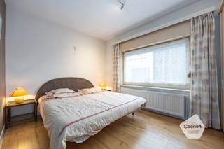 Gelegen in het hart van Westende-Bad, in residentie La Caravelle, bevindt zich dit instapklare en deels vernieuwd appartement. Dankzij de uitstekende ligging op slechts <strong>100 meter van het strand</strong> en in de onmiddellijke nabijheid van winkels, bakkers, slagers en horecazaken, geniet u hier van optimaal comfort en gemak;<br /><br />Het appartement heeft een totaal bewoonbare oppervlakte van <strong>70m²</strong>, heeft een gunstig <strong>EPC-label: C</strong> en wordt verwarmd via <strong>aardgas</strong>;<br /><br />De indeling is als volgt: een inkomhal, <strong>twee ruime slaapkamers (</strong>waarvan één met een terrasje), een vernieuwde badkamer met dubbele lavabo en inloopdouche, een apart toilet, een keuken met alle voorzieningen, een eethoek en een lichtrijke leefruimte;<br /><br />Het appartement onderging reeds verschillende renovaties, waaronder de <strong>vernieuwing van de badkamer</strong>, de <strong>elektriciteit</strong> en de <strong>vloer</strong>;<br /><br /><u>Troeven: </u><br />*Topligging centrum Westende-Bad<br />*Vlakbij zeedijk en alle voorzieningen<br />*Gerenoveerd<br />*2 ruime slaapkamers <br />*Moderne badkamer met inloopdouche<br />*EPC-label: C<br />*Ideaal als woonst, investering of tweede verblijf. <br /><br />Interesse? Contacteer ons vandaag nog voor meer informatie of een bezoek via 058 62 30 30 of per e-mail.<br /> 