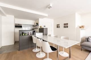 <strong>Ruim appartement met drie slaapkamers op een toplocatie nabij het strand en het Rubensplein.</strong><br /><br />Indeling: inkomhal met gastentoilet, aangename en lichtrijke leefruimte met aansluitend een terras, volledig ingerichte open keuken en een praktische berging met aansluiting voor een wasmachine. 2 volwaardige slaapkamers met ingemaakte kastenen en een terras. 3e slaapkamer ideaal voor een stapelbed of een bureauruimte. Verder beschikt het appartement over 2 douchekamers. Achteraan is er nog een tweede terras. De brede gevel laat veel daglicht binnen en creëert een open en luchtig gevoel in het appartement.<br /><br />Privatieve kelder en mogelijkheid om een staanplaats aan te kopen op het gelijkvloers van de residentie.<br /><br />EPC: 114 kWh/m²/jaar - UC: 3469888-RES-1