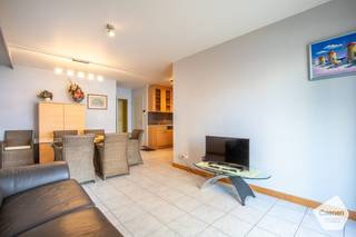 Dit <strong>goed</strong> <strong>onderhouden</strong> appartement bevindt zich in de gegeerde residentie 'Duinenveld 1B' te Nieuwpoort-Bad.<br />Dankzij de <strong>uitstekende</strong> <strong>ligging</strong> is praktisch alles op wandelafstand bereikbaar.<br /><br />De indeling is als volgt:
<ul>
	<li>Inkomhal;</li>
	<li><strong>Gezellige</strong> <strong>leefruimte</strong> met schuifraam naar het terras;</li>
	<li>Open, volledig ingerichte keuken met o.a. vaatwas;</li>
	<li><strong>Ruim</strong> <strong>terras</strong> uitgevend op de Franslaan;</li>
	<li><strong>Volwaardige</strong> <strong>slaapkamer</strong> met dubbel bed en muurkasten;</li>
	<li>Apart toilet;</li>
	<li>Badkamer met wastafel en ligbad.</li>
</ul>
Extra troeven:

<ul>
	<li>Kelderberging <strong>inbegrepen</strong> bij aankoop;</li>
	<li>Topligging;</li>
	<li>Vloerverwarming.</li>
</ul>
<br />Benieuwd? Aarzel niet en contacteer ons snel voor een plaatsbezoek.<br /><br /> 