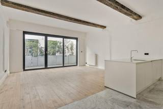 <p><strong>Bezoekaanvragen worden per mail behandeld. </strong></p>
<p>Achter de imposante gevel van deze 16de-eeuws geklasseerd gebouw, ontdek je dit trendy appartement met maar liefst 2 slaapkamers, gelegen in hartje Antwerpen tussen het Antwerpse Zuid en het Sint-Andrieskwartier.</p>
<p>Bij het binnenkomen word je meteen ondergedompeld in een unieke, Middeleeuwse sfeer die perfect evenaart aan de befaamde Vlaeykensgang dankzij de gemeenschappelijke hal en binnenkoer die werden belegd met authentieke steentjes.</p>
<p>Het appartement beschikt over een inkomhal met een gastentoilet volledig in marmer, een lichtrijke leefruimte met brede houten plancher vloeren en een prachtige open keuken met een werkblad in corian. Deze is voorzien van een keramische kookplaat, oven, ijskast met diepvriesvak, dampkap en vaatwasser.</p>
<p>De badkamer werd ondergedompeld in dezelfde marmer en heeft een ligbad, inloopdouche, sierradiator en een zwevend lavabomeubel met dubbele lavabo.</p>
<p>Een charmante stadstuin vervolledigt dit appartement.</p>
<p><strong>Geen co-housing, geen korte termijn verhuur.<br />Beschikbaar vanaf 1 september 2026.</strong></p>
<p><strong>Maandelijkse kosten: </strong>slechts € 25,00 (licht in de hal & schoonmaak gemene delen).</p>
<p>Technische gegevens: Alle nutsvoorzieningen CV (gas), elektriciteit en water zijn <strong>individueel</strong>. HR combiné warm water 24KW, dubbele beglazing met een houten omkadering. <strong>Fietsenstalling</strong> aanwezig.</p>
