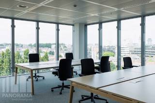 Fantastisch gelegen en volledig instapklare kantoren te huur, perfect gelegen nabij het <strong>centrum Gent Zuid</strong> en vlakbij de op- en afritten van de <strong>E17</strong>. De kantoorruimte bevindt zich op de <strong>9e verdieping </strong>van het gebouw, waardoor deze niet alleen profiteert van een<strong> panoramisch uitzicht</strong>, maar ook van een uitmuntende zichtbaarheid. <br /><br />Het kantoorcomplex biedt tal van <strong>exclusieve faciliteiten</strong> om het werkcomfort te verhogen. Denk bijvoorbeeld aan een gratis pendelbus van en naar het station, waardoor medewerkers gemakkelijk gebruik kunnen maken van het openbaar vervoer zonder afhankelijk te zijn van een eigen wagen. Verder zijn er gezellige gemeenschappelijke ruimtes waar je kan ontspannen of overleggen, een comfortabele koffiehoek voor een snelle break, en zelfs een carwash en wasserette ter plaatse. Daarnaast kunnen sportieve werknemers terecht in het sportgedeelte om tijdens de lunchpauze of na de werkdag wat beweging in te lassen.<br /><br />De <strong>gunstige parkeerratio</strong> zorgt ervoor dat er voldoende parkeerplaatsen zijn aan het gebouw zelf, en er is bovendien de mogelijkheid om extra archiefruimte te huren indien nodig. <strong>Beschikbaar vanaf 1 juni 2026</strong>!<br /><br />Contacteer<strong> PANORAMA B2B </strong>voor bijkomende informatie, gedetailleerde plannen of een vrijblijvend plaatsbezoek op het nummer <strong>09 225 09 02</strong>.