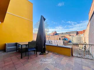 Op een toplocatie, recht tegenover het prachtige park De Schorre, verkoopt de Huisleverancier deze verrassend ruime rijwoning met vier grote slaapkamers, twee badkamers en een gezellige tuin (middag tot avondzon). <br />Een ideale thuis voor grote of samengestelde gezinnen die houden van ruimte, comfort en groen om zich heen.<br /><br />De leefruimte biedt meer dan genoeg plek voor een grote eettafel en een knusse zithoek waar het hele gezin samen kan genieten. De keuken sluit hier mooi op aan en kijkt uit op de binnenplaats, een extra troef van deze woning.<br /><br />Die binnenplaats is bovendien een veelzijdige ruimte die je volledig naar eigen smaak kan inrichten: een charmante binnentuin, een speelplek voor de kinderen of, zoals de huidige eigenaars het doen, een handige fietsenstalling. Dankzij de zij-ingang hoef je trouwens niet door het huis om er te komen, ideaal dus voor gezinnen met fietsen, kinderwagens of huisdieren.<br /><br />De woning telt vier ruime slaapkamers, allemaal groot genoeg om als volwaardige kamers te gebruiken, perfect voor gezinnen met meerdere kinderen of voor wie graag een aparte werk- of hobbyruimte heeft. Daarnaast zijn er twee volledig uitgeruste badkamers, wat ’s ochtends ongetwijfeld voor minder stress in het huishouden zorgt.<br /><br />Ook op technisch vlak zit het goed: de elektriciteit is conform en de achtergevel werd recent volledig vernieuwd met crepi, wat de woning niet alleen een frisse uitstraling geeft, maar ook energie-efficiënt maakt. Verder zijn de daken in 2025 vernieuwd en zijn er zonnepanelen gelegd met thuisbatterij. <br /><br />Buiten geniet je van een gezellige tuin, waar je heerlijk tot rust komt terwijl je geniet van de zon vanaf de middag tot de avond.<br /><br />De ligging is bovendien bijzonder gunstig: rustig, maar toch vlak bij scholen, winkels, openbaar vervoer en de invalswegen richting Antwerpen en Brussel.<br /><br />Kortom, dit is een perfecte gezinswoning die ruimte, comfort en een unieke ligging combineert.<br /><br />Een plek waar kinderen vrij kunnen opgroeien, waar je ’s ochtends de vogels hoort in het park en ’s avonds gezellig kan samenkomen in de tuin.<br /><br />Ben je op zoek naar een ruime gezinswoning in Boom, met een groene omgeving en een warme uitstraling ? Dan is dit beslist een bezoek waard !<br /><br />EPC :  141 kWh/m2 (Label B)<br />Stedenbouwkundige inlichtingen in aanvraag<br />Waterinfo : P-Score = A, G-Score = A<br /><br />Dit is niet wat je zoekt ? Al gehoord van AANKOOPBEGELEIDING ?   Wij zoeken, bezoeken en onderhandelen mee met jou voor eigendommen die worden aangeboden door particulieren, andere makelaars of eigendommen die zelfs (nog) niet te koop staan?<br />Vraag meer informatie over aankoopbegeleiding via welkom@dehuisleverancier.be of 0489/069.000<br /><br />de Huisleverancier : Persoonlijk, voor iedereen Service, Kwaliteit en Vertrouwen !<br />