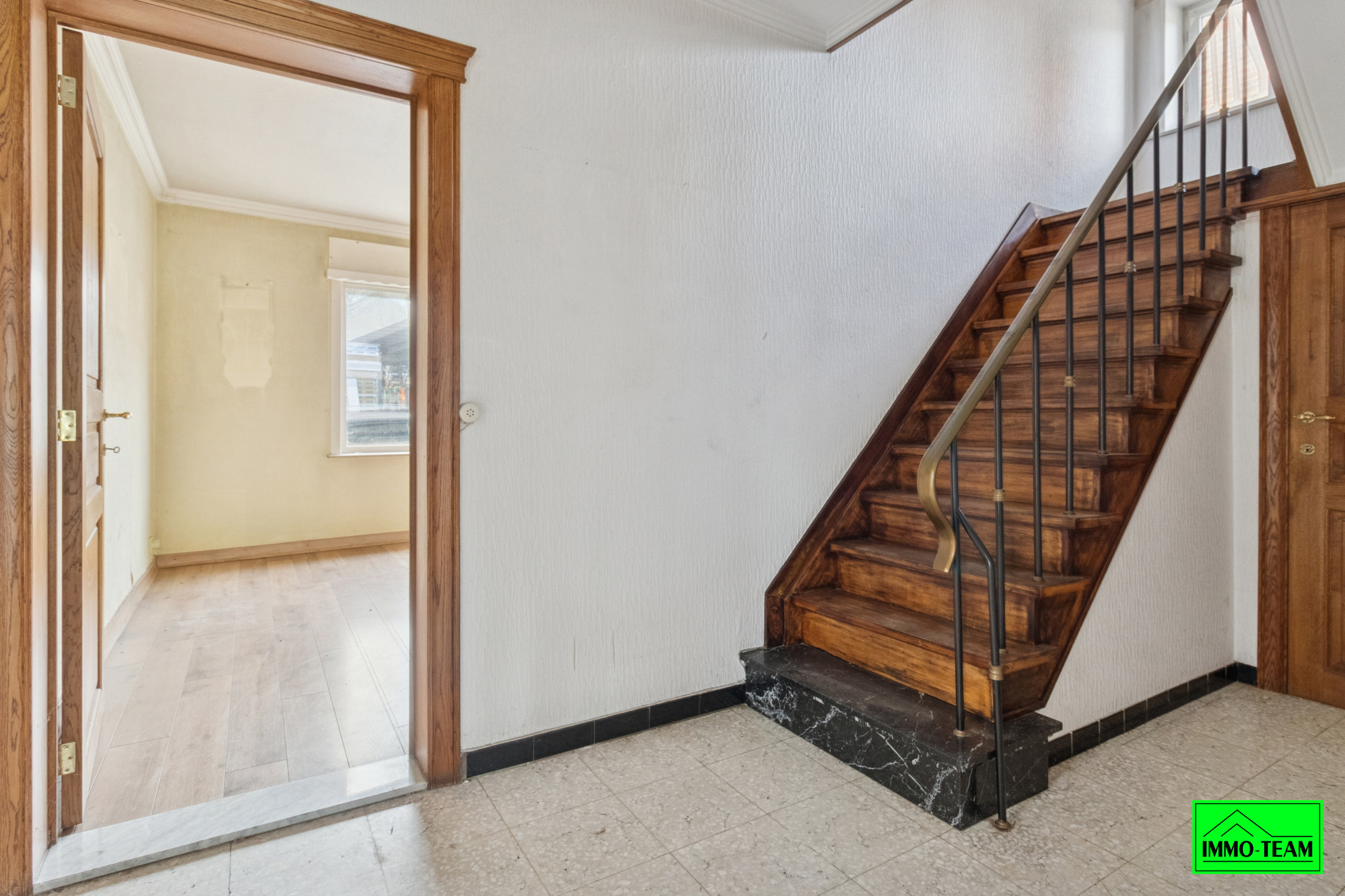 Te renoveren 4-gevel woning met garage en tuin - foto 2