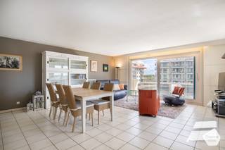 Dit ruime, <strong>lichtrijke</strong> appartement bevindt zich in de welbekende residentie 'Morgenzon' te Nieuwpoort-Bad.<br />Dit aanbod geniet van een <strong>comfortabele indeling</strong> en is de ideale uitvalsbasis om te genieten van het leven in Nieuwpoort.<br /><br />De indeling is als volgt:
<ul>
	<li>Inkomhal met grote vestiairekast;</li>
	<li>Grote leefruimte met<strong> veel lichtinval </strong>en toegang tot eerste terras;</li>
	<li><strong>Zuid-gericht terras;</strong></li>
	<li>Moderne,<strong> volledig geïnstalleerde keuken</strong> met alle hedendaagse voorzieningen (<strong>Dovy</strong>);</li>
	<li>Apart toilet;</li>
	<li>Slaapkamer 1 met ruimte voor dubbel bed en kleerkast;</li>
	<li>Slaapkamer 2, eveneens met ruimte voor dubbel bed en kleerkast;</li>
	<li><strong>Tweede terras met zeezicht</strong>;</li>
	<li>Vernieuwde badkamer met toilet, wastafel en <strong>inloopdouche</strong>;</li>
	<li>Aparte slaaphoek met stapelbed;</li>
</ul>
Extra troeven:

<ul>
	<li>Ruime kelderberging;</li>
	<li>Mogelijkheid tot aankoop garagebox in het gebouw (€ 65.000,00);</li>
	<li><strong>Doorzonappartement</strong> met 2 terrassen;</li>
	<li>Gunstig EPC.</li>
</ul>
<br />Benieuwd? Aarzel niet en contacteer ons voor een bezoek ter plaatse.<br /><br /> 