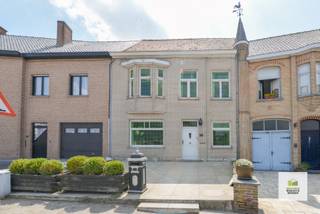 Karaktervolle, te renoveren woning met 3 slaapkamers, diepe tuin, garage en uitweg in de Walfdreef in Zwevezele.De woning telt een hele grote...